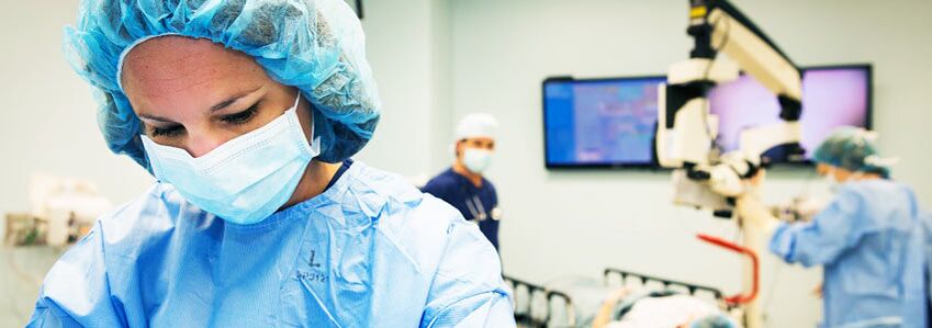 Chirurgiens qui pratiquent la chirurgie plastique pour l'augmentation mammaire.