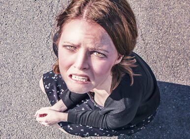 La jeune fille a dû faire face aux conséquences d’une mammoplastie d’augmentation.