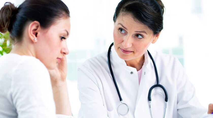 Un médecin conseille une patiente sur les indications d’une mammoplastie d’augmentation.